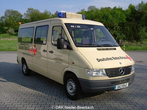 Brauner Mercedes-Sprinter mit Blaulicht, ausgestattet für den Rettungsdienst.